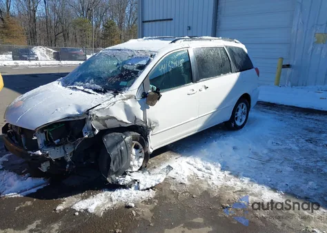 2005 Toyota Sienna Le z USA, uszkodzony, nr VIN 5TDBA23C35S051343